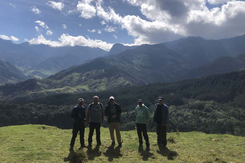 Un grupo de cinco amigos durante la excursión al volcán Machín