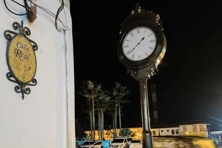 El reloj de la esquina de la plaza principal de Salento