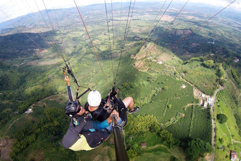 Vol en parapente au-dessus des plantations de café