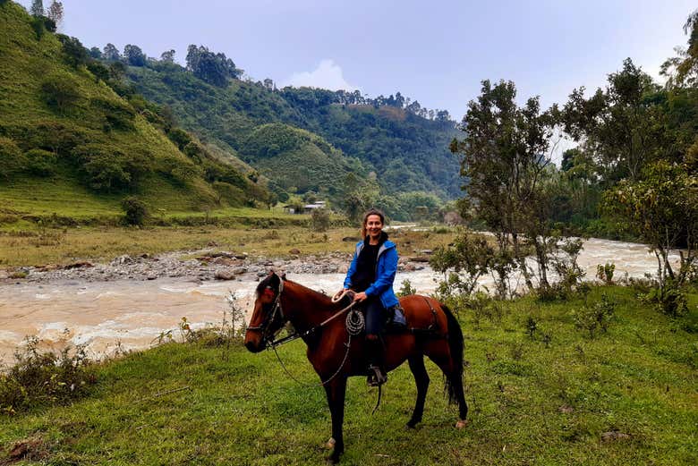 Con los verdes paisajes de Salento de fondo