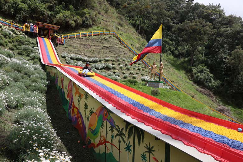 Tobogán multicolor en la montaña de Valle de Cocora