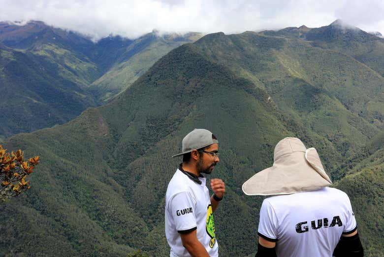 Com as montanhas de fundo