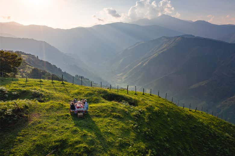 Un pícnic al aire libre en mitad de la naturaleza