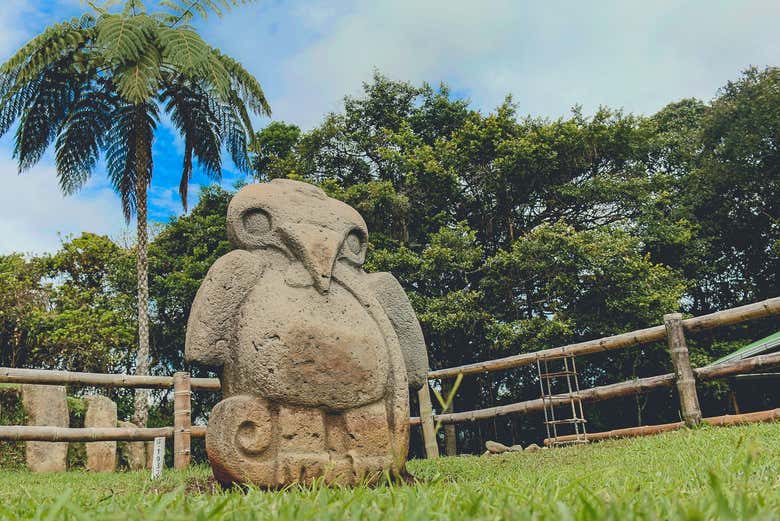Monolithe en forme d'oiseau