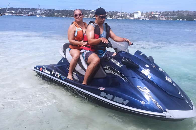 Disfrutando a bordo de una moto de agua