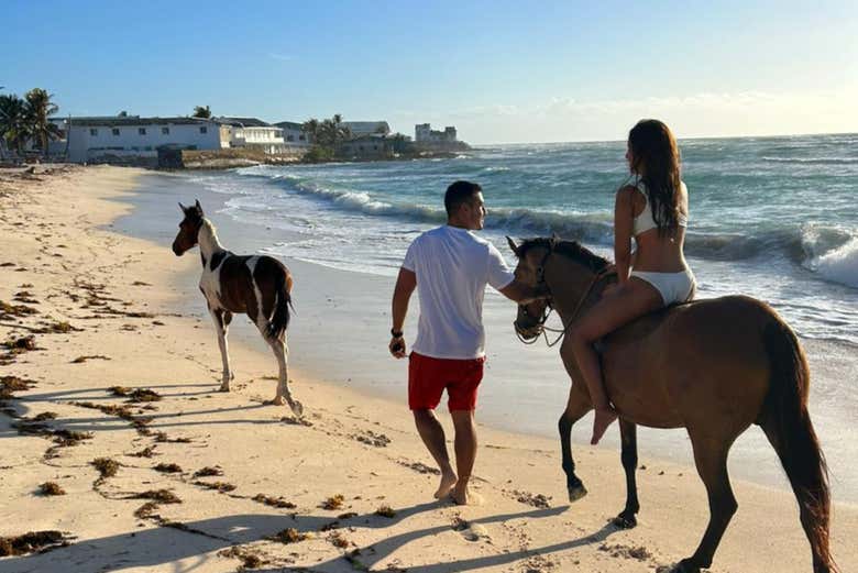 Paseando con el caballo por la playa San Luis