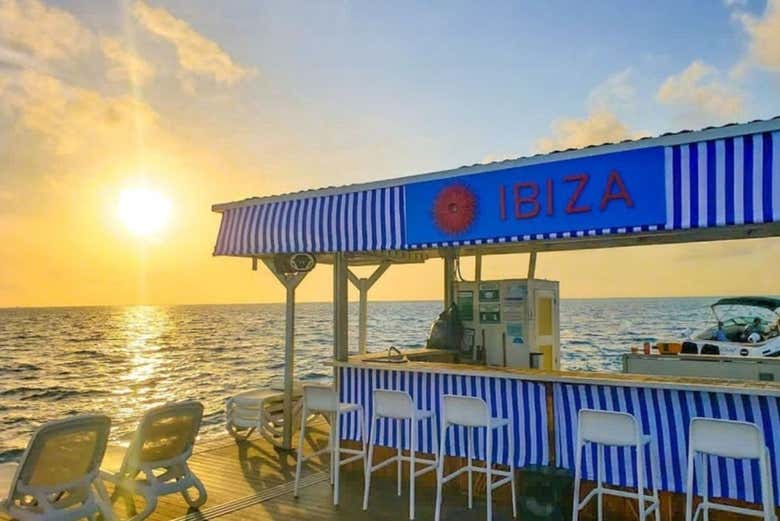 Aproveitando o sol no Bar Ibiza em San Andrés