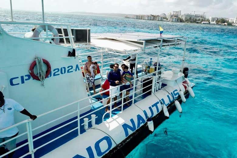 Profitez de la balade en bateau semi-submersible