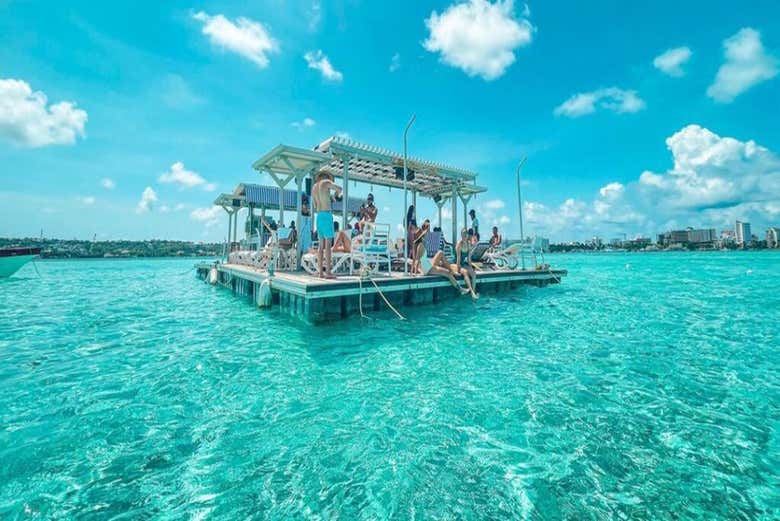 Disfrutaréis de una gran experiencia en el bar flotante