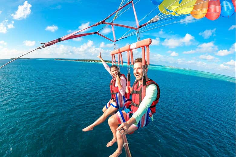 Parasailing lungo la costa di San Andrés