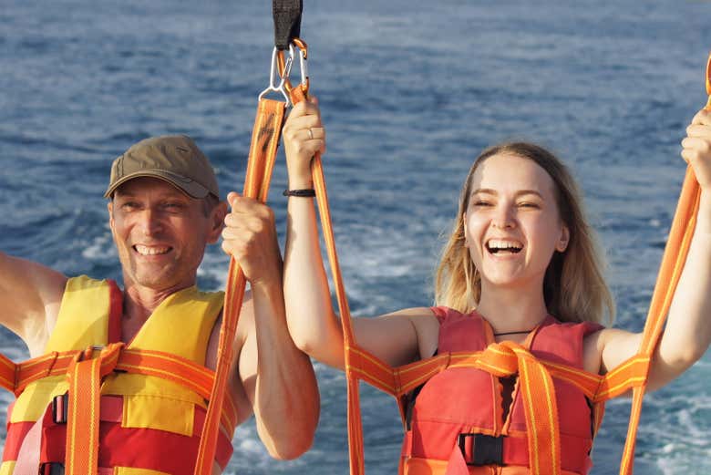 Practicando parasailing en aguas de San Andrés