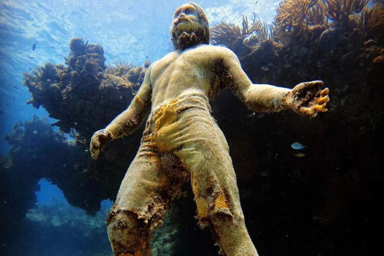 Une statue sous la mer