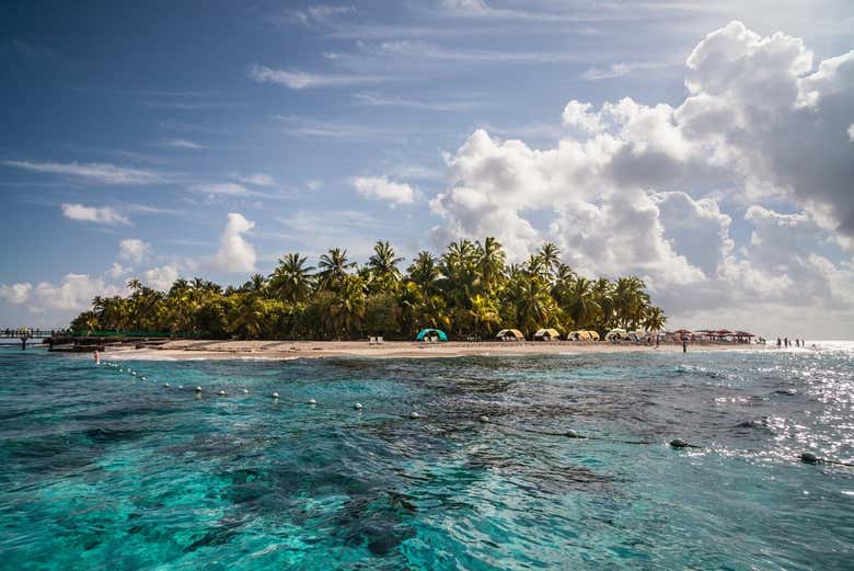 Lancha chegando a Johnny Cay