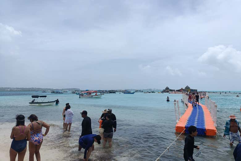 Puente que conecta los cayos Acuario y Haynes
