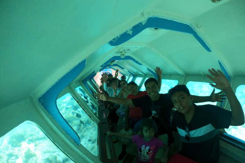 Grupo durante o passeio de barco semisubmarino
