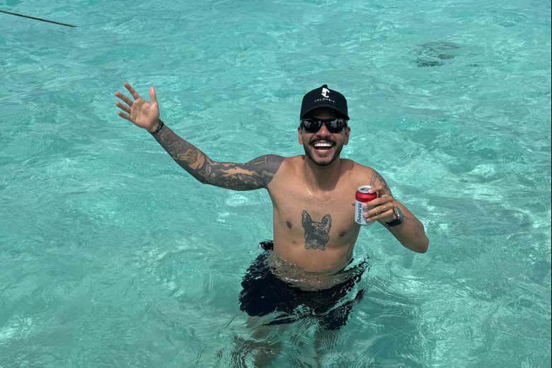 Aproveitando as águas cristalinas de Johnny Cay