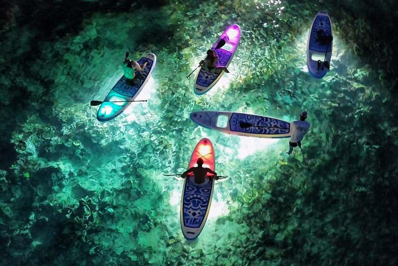 Vista de dron del paddle surf nocturno por San Andrés
