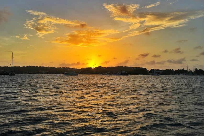 A baía de San Andrés ao anoitecer