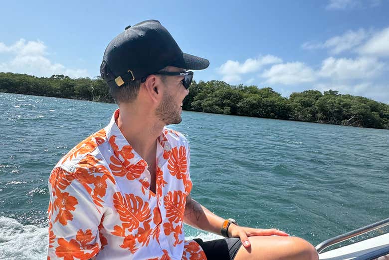 Curtindo as vistas durante o trajeto de lancha