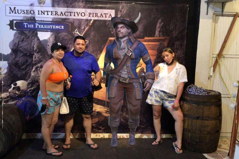 ¡Momento foto junto a un pirata!