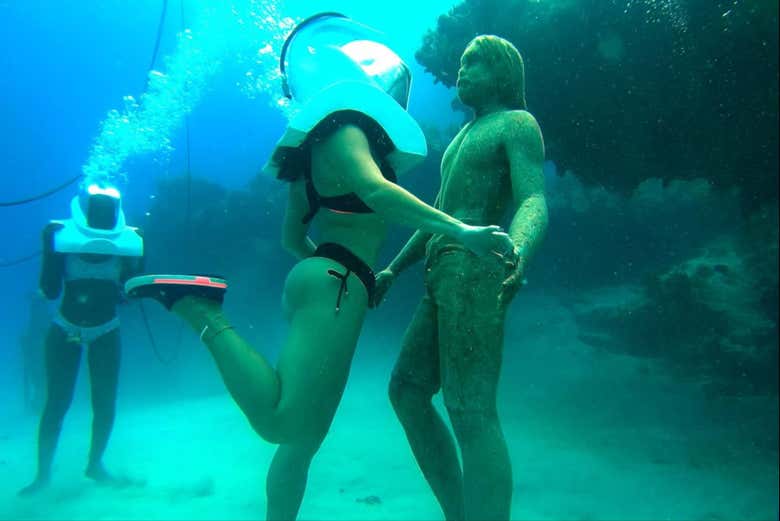 ¡Nos encontramos una estatua en el mar!