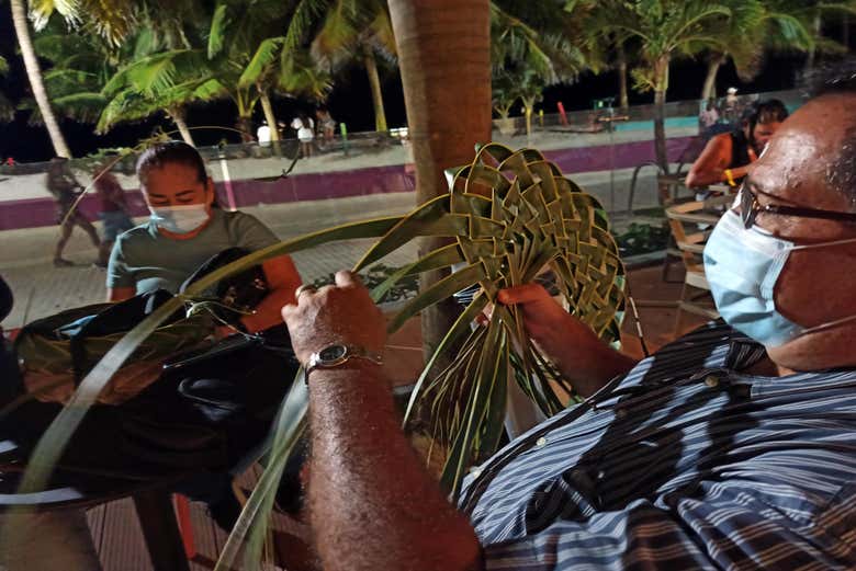 Aluno aprendendo a fazer um chapéu