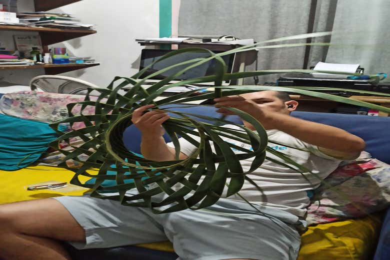 Fazendo a base de um chapéu ou cesto