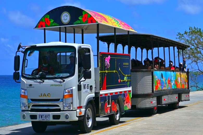 Tren turístico recorriendo San Andrés