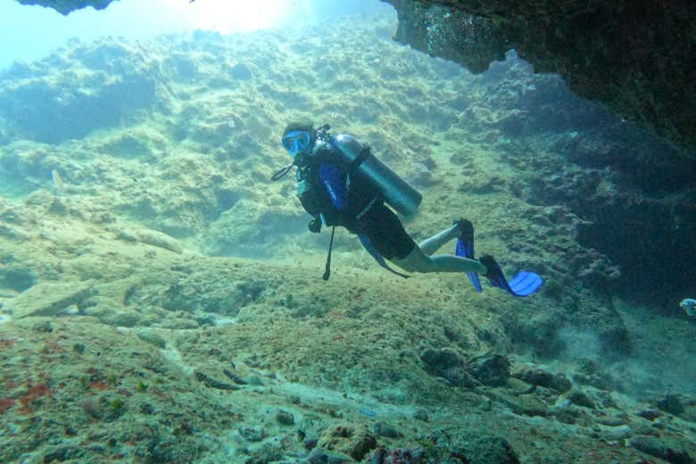 Discover and explore the caves on the seabed
