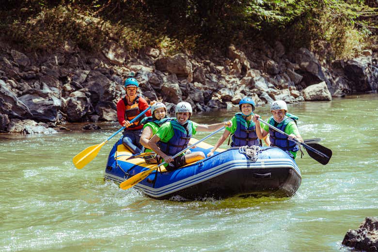 Practicando rafting en el río Fonce