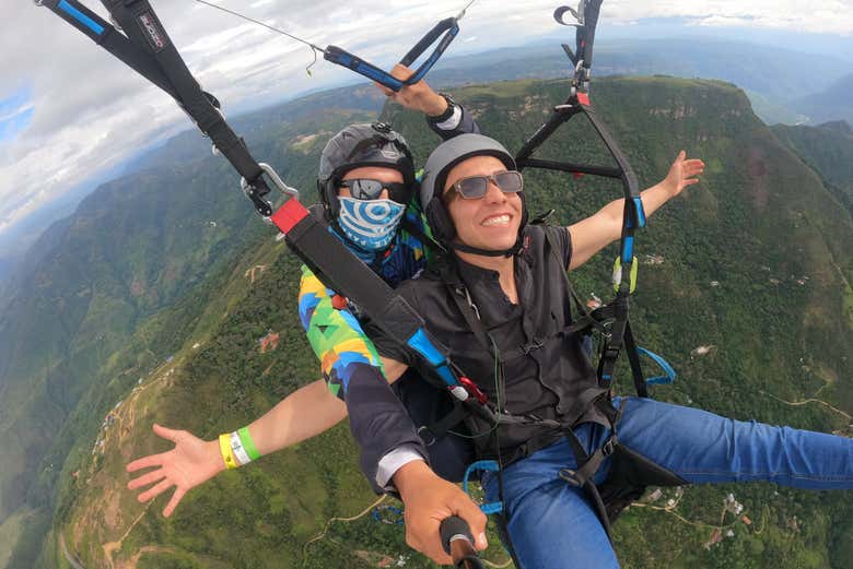 Disfrutando del vuelo en parapente