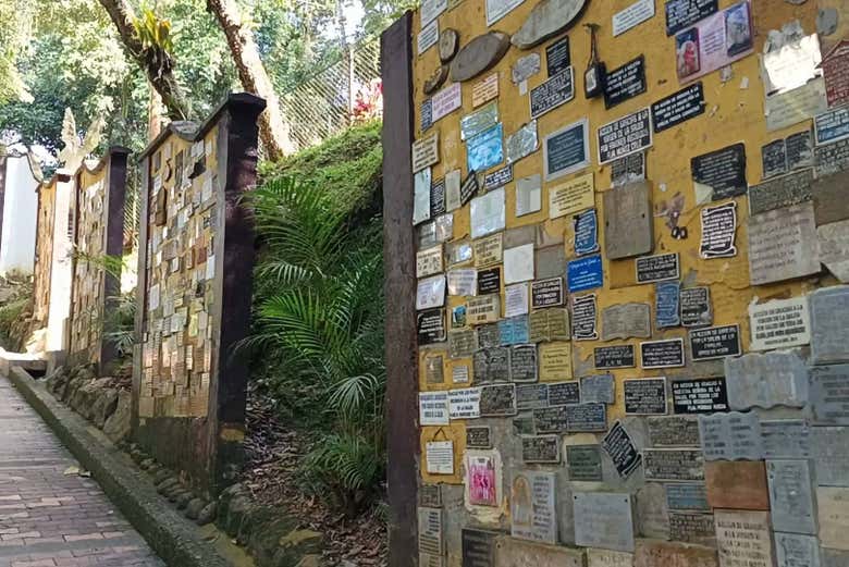 Pared cubierta de placas conmemorativas en Páramo