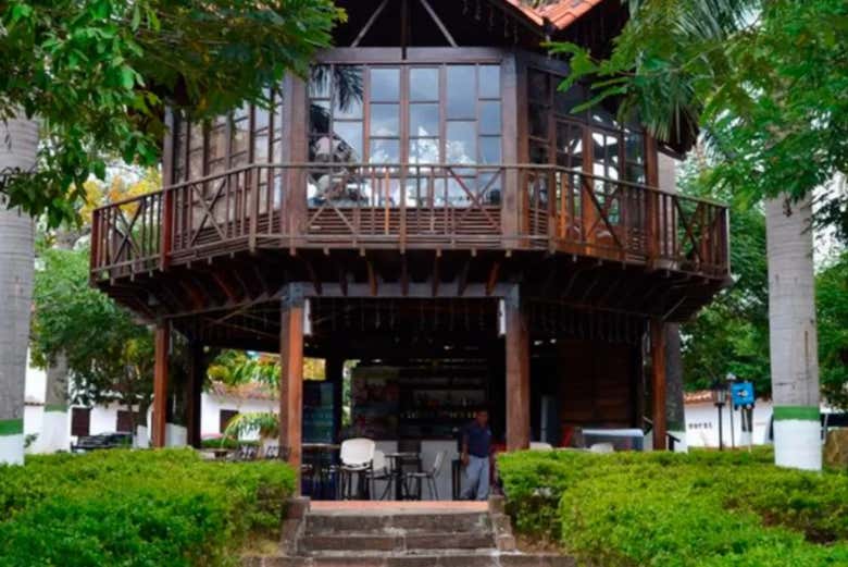 Pabellón de madera en el parque de Pinchote