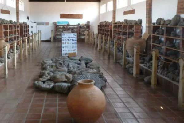 Una sala del museo con piezas precolombinas