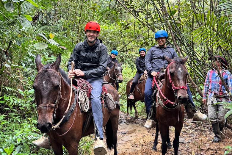 ¡Momento foto en el paseo a caballo por Guatapé!