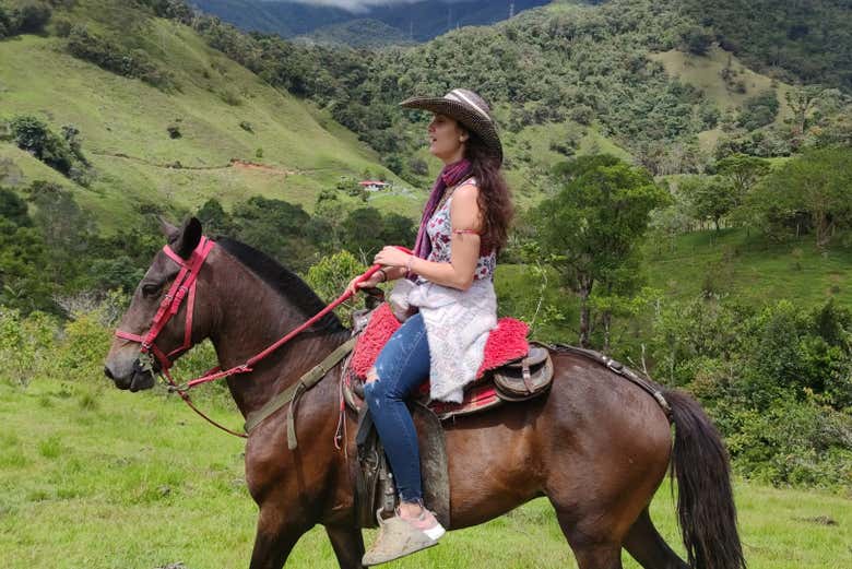 Admirando el paisaje montañoso de Guatapé