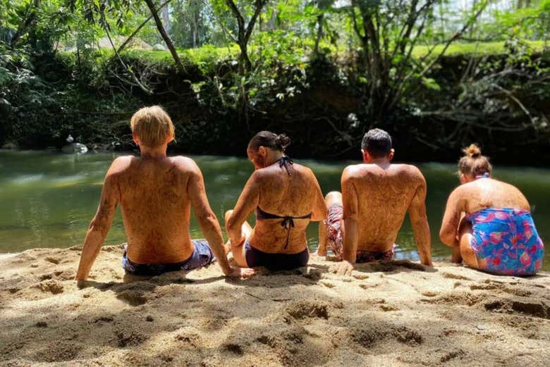 Disfrutando de la exfoliación de cacao a orillas del río