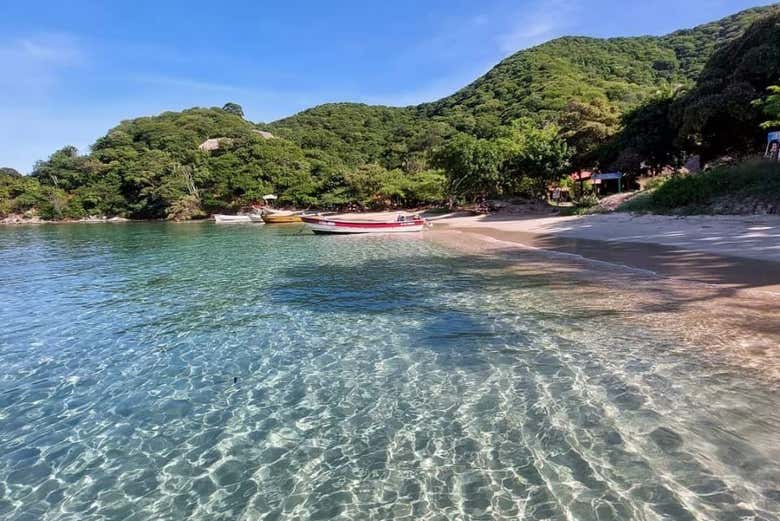 Admirando las aguas cristalinas del Caribe colombiano
