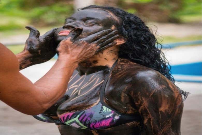 Massagem com argila no vulcão Ciénaga