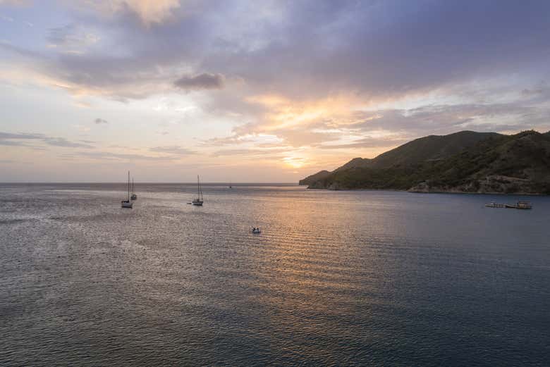 Los colores del atardecer tiñendo Taganga