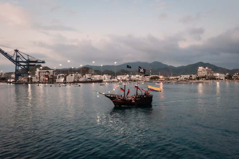 Passeio noturno de barco pirata