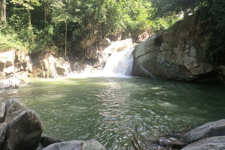 Vistas de una pequeña cascada