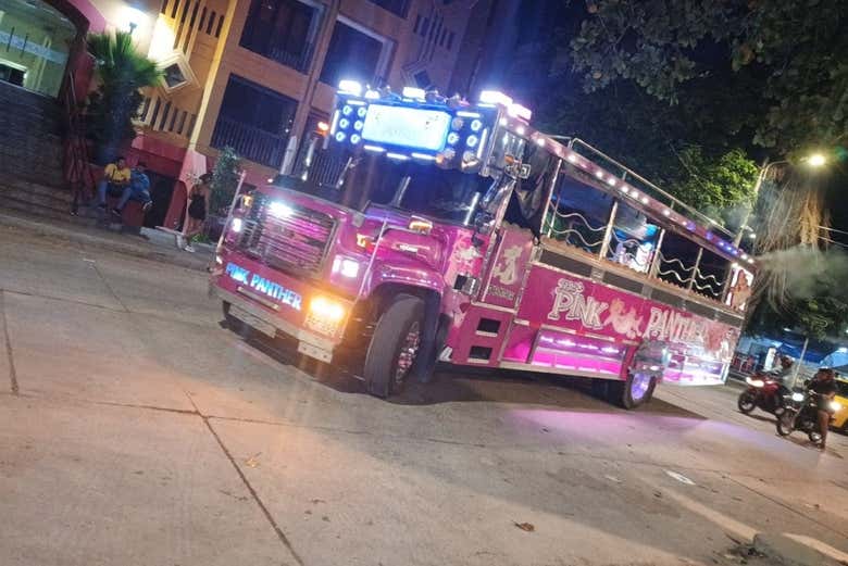 La chiva sera accompagnée de musique caribéenne à bord !