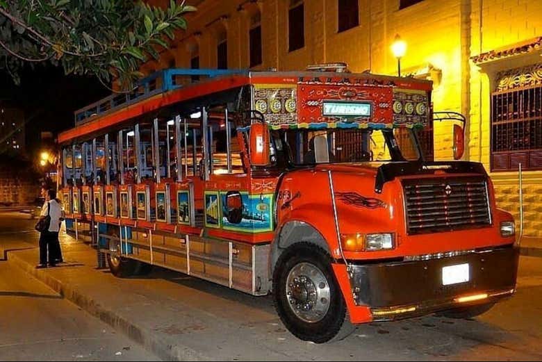 La chiva rumbera lista para el tour