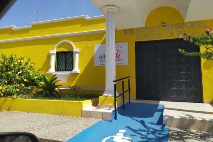 Entrada de la Biblioteca Municipal Remedios La Bella