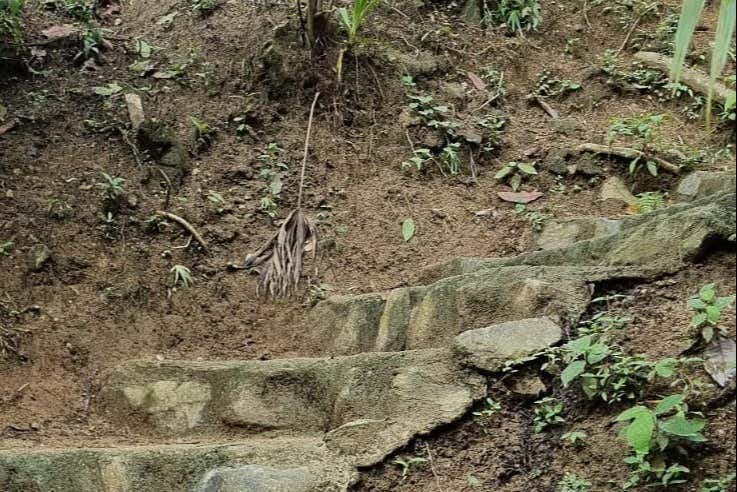 Últimos escalones que dan acceso a la laguna