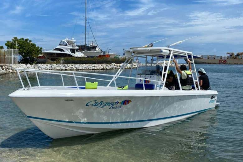 La lancha en la que navegaremos hacia Playa Cristal