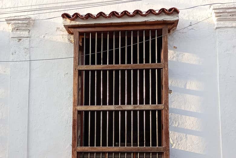 Ventana de una casa abandonada en Santa Marta