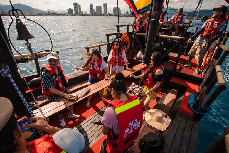 Grupo no barco pirata