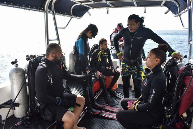 Grupo de buzos en la lancha